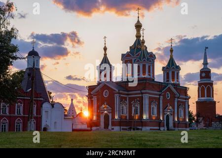 Antica Cattedrale dell'Esaltazione della Santa Croce (1855) Monastero dell'assunzione di Brusensky sullo sfondo dell'alba di giugno. Kolomna Foto Stock