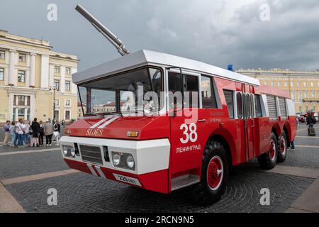 SAN PIETROBURGO, RUSSIA - 30 GIUGNO 2023: Primo piano su VMA-30 DEL camion sperimentale sovietico-francese dei vigili del fuoco ZIL-SIDES sulla Piazza del Palazzo. Celebrazione del 220 Foto Stock