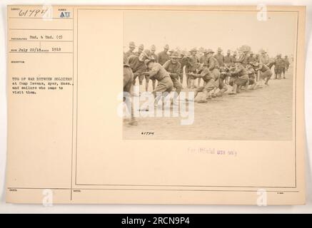 Soldati e marinai si impegnano in un vivace tiro alla fune a Camp Devens, Ayer, Massachusetts. Questa foto, scattata il 22 luglio 1918, cattura un momento di cameratismo tra i due rami militari. L'evento è stato organizzato come forma di intrattenimento per i soldati e i marinai in visita. Foto Stock