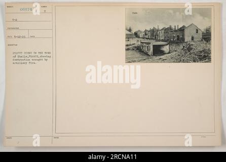 È una città situata in Francia che ha subito pesanti danni da fuoco d'artiglieria durante la prima guerra mondiale. Questa fotografia, scattata da un fotografo del G-2, cattura una scena di strada a Etalle, mostrando l'estesa distruzione causata dalla guerra. L'immagine fa parte della collezione con la descrizione pubblicata con il numero 66174. Foto Stock