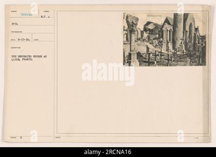 La fotografia mostra la chiesa distrutta a Llyde, in Francia durante la prima guerra mondiale. La chiesa appare in rovina e gravemente danneggiata. Il simbolo "C E.U" è visibile sull'immagine, a indicare un simbolo emesso in quel periodo. Questa immagine fornisce uno sguardo sugli effetti devastanti della guerra sulle comunità e sulle loro strutture religiose. Foto Stock