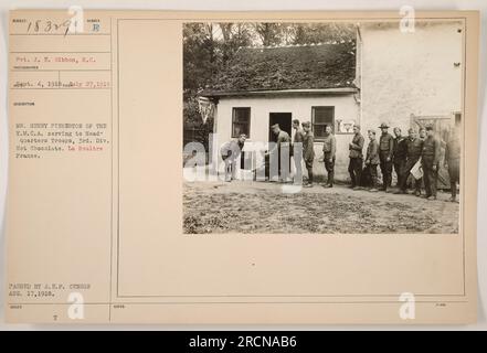 Soldato J.E. Gibbon, del Signal Corps, è visto in questa fotografia scattata il 27 luglio 1918. Sta servendo cioccolata calda alle truppe del quartier generale, 3rd Division, a la Boultre, in Francia. La fotografia è stata rilasciata dal signor Henry Pinkerton della Y.M.C.A. È stato approvato dalla A.E.P. censor il 17 agosto 1918. Foto Stock