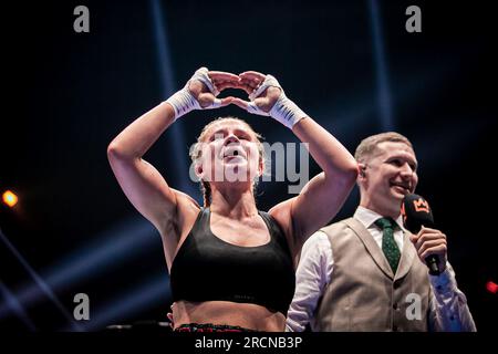 Dublino, Dublino, Irlanda, Irlanda. 15 luglio 2023. DUBLINO, IRLANDA - 15 LUGLIO: Daniella Hemsley celebra la sua vittoria su Ms.Danielka durante l'evento Kingpyn Boxing: Semifinal High Stakes Tournament alla Three Arena il 15 luglio 2023 a Dublino, Irlanda. (Immagine di credito: © Danilo Fernandes/PX Imagens via ZUMA Press Wire) SOLO PER USO EDITORIALE! Non per USO commerciale! Crediti: ZUMA Press, Inc./Alamy Live News Foto Stock