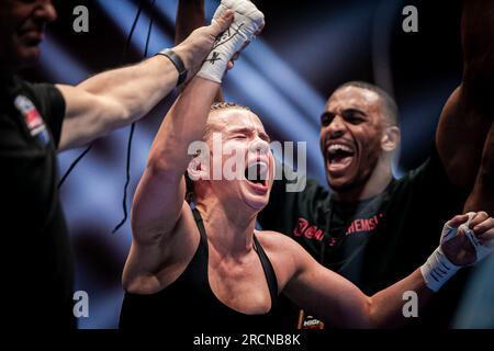 Dublino, Dublino, Irlanda, Irlanda. 15 luglio 2023. DUBLINO, IRLANDA - 15 LUGLIO: Daniella Hemsley celebra la sua vittoria su Ms.Danielka durante l'evento Kingpyn Boxing: Semifinal High Stakes Tournament alla Three Arena il 15 luglio 2023 a Dublino, Irlanda. (Immagine di credito: © Danilo Fernandes/PX Imagens via ZUMA Press Wire) SOLO PER USO EDITORIALE! Non per USO commerciale! Crediti: ZUMA Press, Inc./Alamy Live News Foto Stock