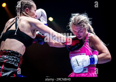 Dublino, Dublino, Irlanda, Irlanda. 15 luglio 2023. DUBLINO, IRLANDA - 15 LUGLIO: (L-R) Daniella Hemsley prende a pugni Ms.Danielka durante l'evento Kingpyn Boxing: Semifinal High Stakes Tournament alla Three Arena il 15 luglio 2023 a Dublino, Irlanda. (Immagine di credito: © Danilo Fernandes/PX Imagens via ZUMA Press Wire) SOLO PER USO EDITORIALE! Non per USO commerciale! Crediti: ZUMA Press, Inc./Alamy Live News Foto Stock