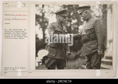 In questa foto, il maggiore generale George Bell Jr. Sta dicendo addio a Sir Douglas Haig. La 33rd Division, che è sotto il comando di Haig, sta collaborando con gli inglesi. L'immagine è stata scattata il 6 agosto 1918 a Mollien-au-Bois, in Francia. La foto è stata elaborata dalla A. E. P. Censor il 1 settembre 1918 e rilasciata con il numero 1914,9 006. Foto Stock