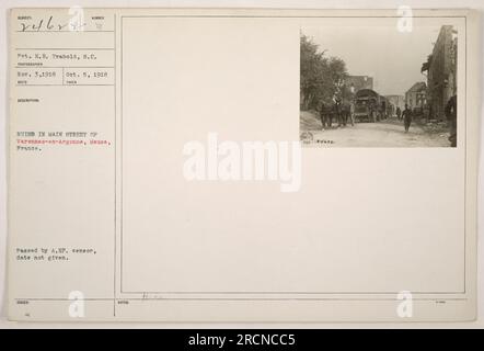 Servizio di pronto soccorso privato Trabold del Signal Corps catturò questa fotografia il 3 novembre 1918, raffigurando le rovine sulla Main Street di Varennes-en-Argonne, Mosa, Francia. La fotografia è stata approvata dal censore A.E.P. anche se la data esatta della proiezione rimane sconosciuta. A questa immagine è stato assegnato il numero 111-SC-24622. Foto Stock