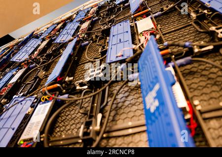 elettronica e cablaggio dai moduli di una parete video, vista dal retro Foto Stock