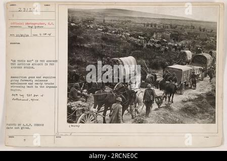 "Munizioni cannoni e rifornimenti trasportati in avanti nella regione di Argonne durante l'avanzata americana. I cassoni, le ambulanze e i camion vuoti sono visti rifluire indietro. Questa foto è stata scattata il 9/28/18 da un fotografo ufficiale, il sergente Jackson, ed è stata approvata dal censore A.E.F. Le banconote emesse rivelano che è di notevole importanza militare." Foto Stock