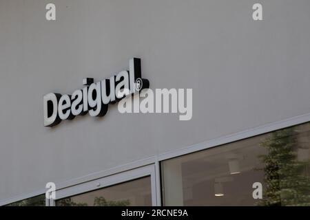 Milano , Italia - 07 10 2023 : logo desigual marchio e testo sulla facciata del negozio catena di insegne nella principale via dello shopping della città Foto Stock