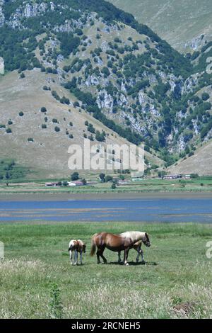 Vista sul lago del Matese sulle montagne della provincia di Caserta, Italia. Foto Stock