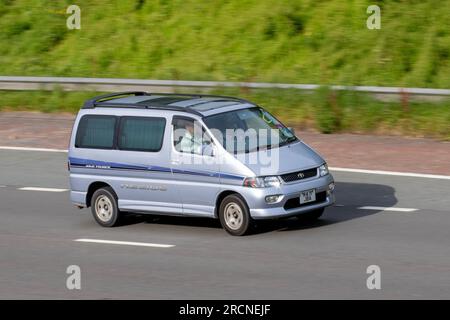 Anni '1998 90 Toyota Regius Silver Wind Tourer Car Large MPV benzina 2690 cc che viaggia a velocità sostenuta sull'autostrada M6 a Greater Manchester, Regno Unito Foto Stock