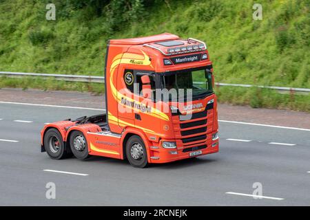 ManFreight autocarri per consegne, autocarri, trasporto, autocarro, carico, Unità Volvo FH ytCTOR. Veicolo di consegna, settore dei trasporti commerciali, in viaggio sull'autostrada M6 a Greater Manchester, Regno Unito Foto Stock