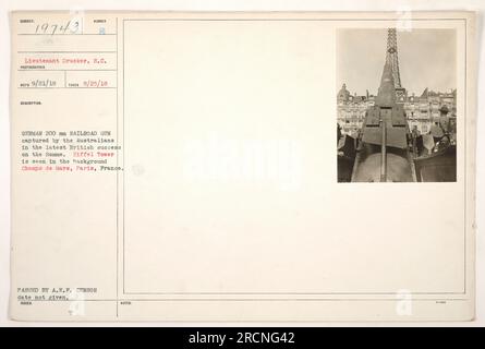 Il tenente Drucker, S.C., ha scattato questa foto il 25 agosto 1918. Mostra un cannone ferroviario tedesco da 200 mm catturato dagli australiani nell'ultimo successo britannico sulla somme. La Torre Eiffel può essere vista sullo sfondo, situata agli Champs de Mars a Parigi, in Francia. Questa immagine è stata approvata dal censore A.E.P. ma la data esatta di pubblicazione è sconosciuta. Foto Stock