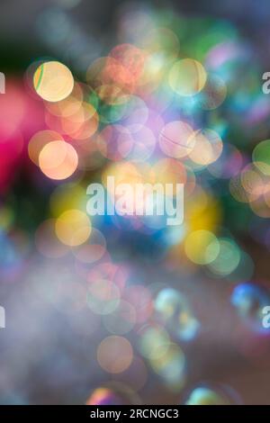 bolle di sapone sfocate e retroilluminate, bokeh luminoso naturale organico Foto Stock