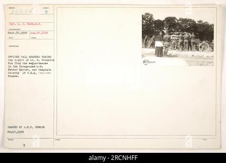 "Scrigno trasportato da ufficiali portatori di pall durante la processione funebre del tenente G. Franklin Fox, a Chaumont, in Francia. In primo piano si possono vedere padre Mariet e il cappellano Doherty di C.H.Q. Fotografia scattata il 25 agosto 1918 da Sgt. L. J. Rode, S.C. ' Foto Stock