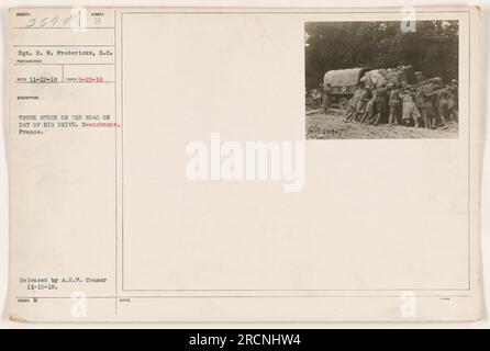 Sgt. H. W. Fredericks, S.C., nella foto con un camion bloccato sulla strada durante il grande viaggio a Beauchamps, in Francia. La foto è stata scattata il 25 settembre 1918 e pubblicata da A.E.F. Censura il 15 novembre 1918. Le note di accompagnamento menzionano che l'immagine ha il numero 111-SC-25947 e fa parte della raccolta RECT 11-12-18. Foto Stock