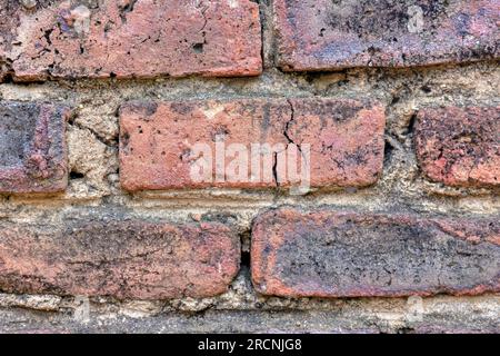 struttura macro delle pareti in mattoni naturali in alta gamma dinamica con muratura in malta Foto Stock