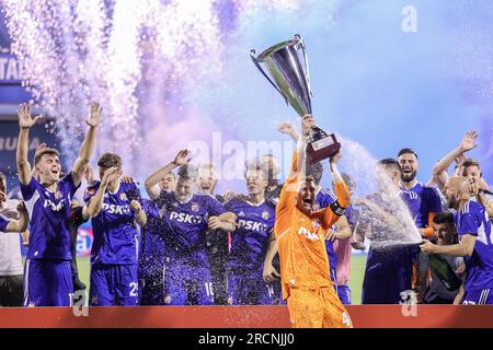 Zagabria, Croazia. 15 luglio 2023. Dominik Livakovic (davanti) della Dinamo Zagabria solleva il trofeo durante la cerimonia di premiazione della partita di calcio della Supercoppa tra la GNK Dinamo Zagabria e l'HNK Hajduk Split a Zagabria, Croazia, 15 luglio 2023. Crediti: Matija Habljak/PIXSELL via Xinhua/Alamy Live News Foto Stock