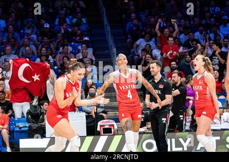 Arlington, USA. 15 luglio 2023. I giocatori del T¨¹rkiye celebrano durante la semifinale tra T¨¹rkiye e gli Stati Uniti alla Women's Volleyball Nations League di Arlington, negli Stati Uniti, il 15 luglio 2023. Crediti: Chen Chen/Xinhua/Alamy Live News Foto Stock