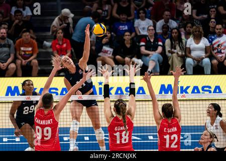 Arlington, USA. 15 luglio 2023. Drews Andrea (Up) degli Stati Uniti ha fatto un picco durante la semifinale tra T¨¹rkiye e gli Stati Uniti alla Women's Volleyball Nations League ad Arlington, negli Stati Uniti, il 15 luglio 2023. Crediti: Chen Chen/Xinhua/Alamy Live News Foto Stock