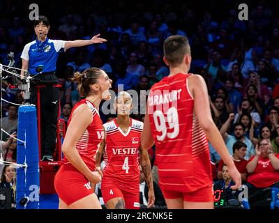 Arlington, USA. 15 luglio 2023. I giocatori del T¨¹rkiye celebrano durante la semifinale tra T¨¹rkiye e gli Stati Uniti alla Women's Volleyball Nations League di Arlington, negli Stati Uniti, il 15 luglio 2023. Crediti: Chen Chen/Xinhua/Alamy Live News Foto Stock