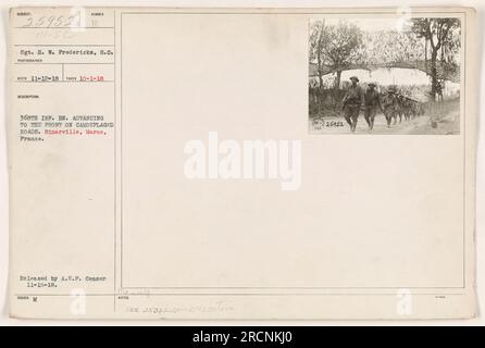 I soldati del 368th Infantry Battalion avanzano verso il fronte su strade camuffate a Binarville, Marne, Francia durante la prima guerra mondiale. La foto è stata scattata il 1 ottobre 1918 dal Sgt. H. W. Fredericks. Questa immagine è stata pubblicata dalla A.E.F Censor il 15 novembre 1918. Altri negativi correlati si possono trovare nel simenegativo 26952. Foto Stock