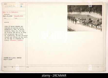 Didascalia: In questa fotografia, scattata dal Sgt. L. J. Rode il 30 settembre 1918, vediamo una vista di un carro e di una processione funerale. La processione è per il tenente Franklin G. Fox, un aviatore di Filadelfia, Pennsylvania, che ha tragicamente perso la vita quando il suo aereo è stato colpito da un fulmine, causando gravi ustioni e una caduta fatale. La processione è diretta al cimitero di C.H.Q. Chaumont, Francia. Foto Stock