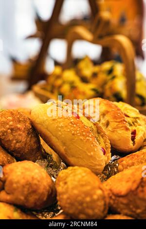 polpette di carne e formaggio fritte, mini pizza, finger food, festa di compleanno per bambini, stand in legno in stile retro sullo sfondo Foto Stock