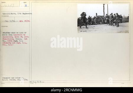 Didascalia: Sgt. C.H. White, dei 17th Engineers, fotografato il 26 aprile 1918, durante la marcia da Luneville ad Azerailles, in Francia. L'immagine mostra i soldati che mangiano sulla linea di marzo. Questa foto è stata scattata a Chenevieres, in Francia, e include soldati del 1st Battalion, 149th Regiment, Field Artillery, precedentemente noto come 1st Regiment, P.A., Illinois, National Guard. La foto è stata censurata e pubblicata il 14 giugno 1918. (Note: 12287) Foto Stock