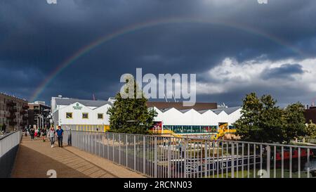 Doppio arcobaleno nel cielo di Londra su Hackney. Foto Stock