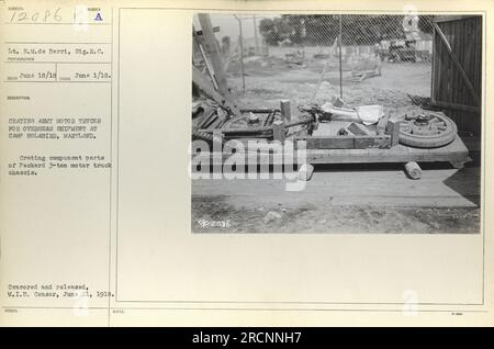 Il tenente E.M. de Berri del Signal Corps fotografò una scena a Camp Holabird, Maryland, il 18 giugno 1918. L'immagine mostra i soldati che imballano parti dei componenti del telaio del camion a motore Packard da 3 tonnellate per la spedizione all'estero. È stato censurato e successivamente pubblicato da M.I.B Cansor il 21 giugno 1918. Foto Stock