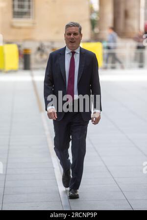 Londra, Inghilterra, Regno Unito. 16 luglio 2023. Il leader del partito laburista KEIR STARMER viene visto fuori dalla BBC Broadcasting House mentre appare domenica con Laura Kuenssberg. (Immagine di credito: © Tayfun salci/ZUMA Press Wire) SOLO USO EDITORIALE! Non per USO commerciale! Crediti: ZUMA Press, Inc./Alamy Live News Foto Stock