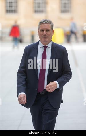 Londra, Inghilterra, Regno Unito. 16 luglio 2023. Il leader del partito laburista KEIR STARMER viene visto fuori dalla BBC Broadcasting House mentre appare domenica con Laura Kuenssberg. (Immagine di credito: © Tayfun salci/ZUMA Press Wire) SOLO USO EDITORIALE! Non per USO commerciale! Crediti: ZUMA Press, Inc./Alamy Live News Foto Stock