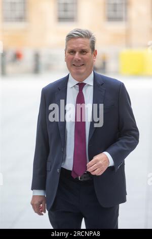 Londra, Inghilterra, Regno Unito. 16 luglio 2023. Il leader del partito laburista KEIR STARMER viene visto fuori dalla BBC Broadcasting House mentre appare domenica con Laura Kuenssberg. (Immagine di credito: © Tayfun salci/ZUMA Press Wire) SOLO USO EDITORIALE! Non per USO commerciale! Crediti: ZUMA Press, Inc./Alamy Live News Foto Stock