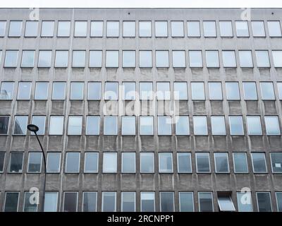 Parigi, Francia - 12 maggio 2023: La facciata monotona in cemento del centro medico di Stalingrado Foto Stock