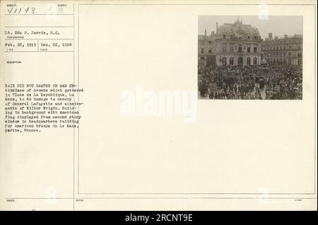 La folla si riunisce a Place de la Republique, le Mans, per onorare la memoria del generale Lafayette e i successi di Wilbur Wright. La pioggia non assorbe il loro entusiasmo. L'edificio del quartier generale delle truppe americane a le Mans, Sarthe, in Francia, è visto sullo sfondo, adornato con una bandiera americana. Foto Stock