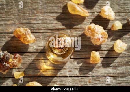 Una bottiglia di olio essenziale di aromaterapia con resina di frankincense Foto Stock