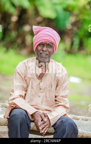 felice contadino indiano. pianta di banana, vecchio povero contadino, lavoratore Foto Stock