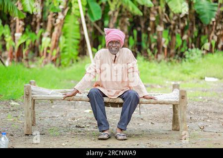 felice contadino indiano. pianta di banana, vecchio povero contadino, lavoratore Foto Stock