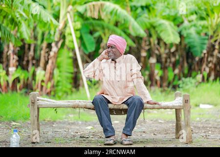 felice contadino indiano. pianta di banana, vecchio povero contadino, lavoratore Foto Stock