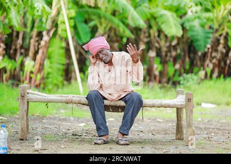 felice contadino indiano. pianta di banana, vecchio povero contadino, lavoratore Foto Stock