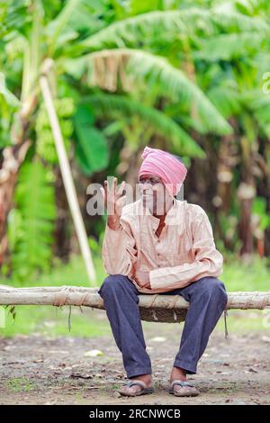 felice contadino indiano. pianta di banana, vecchio povero contadino, lavoratore Foto Stock