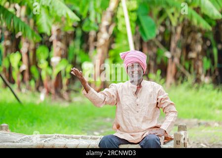 felice contadino indiano. pianta di banana, vecchio povero contadino, lavoratore Foto Stock