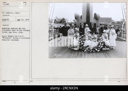 Gruppo a bordo della U.S.S. "Wicomice" rende omaggio alle vittime della Lusitania durante un servizio commemorativo sul fiume Potomac, 30 maggio 1918. Tenente deBerri, S.R.C. fotografo. Fotografia numero 11.825 nella collezione "Photographs of American Military Activities during World War One". Foto Stock