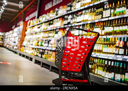 Un carrello con prodotti alimentari in un supermercato Foto Stock