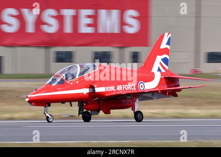 Le Red Arrows eseguirono la loro esposizione con soli 7 aerei al Royal International Air Tattoo 2023 a RAF Fairford, Gloucestershire, Regno Unito Foto Stock