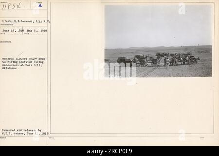 Tenente E.N. Jackson del Signal Reserve Corps viene fotografato il 31 maggio 1918 a Fort Sill, Oklahoma. L'immagine mostra un trattore che trasporta pistole pesanti nella posizione di tiro durante le manovre militari. Questa foto è stata censurata e pubblicata dal M.I.B Censor il 21 giugno 1918. Foto Stock
