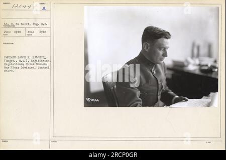 Il tenente E. De Berri, del Signal Corps dell'esercito americano, è visto in questa fotografia del giugno 1918. La foto è stata scattata dal capitano Ralph H. Hallett, dalla sezione legislazione, regolamenti, regole della Divisione Wer Plens dello Stato maggiore generale. Questa immagine è etichettata come P12044. Foto Stock