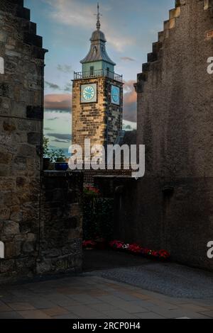Stirling Old Town e la vecchia torre dell'orologio del Tollbooth, Scozia, Regno Unito Foto Stock
